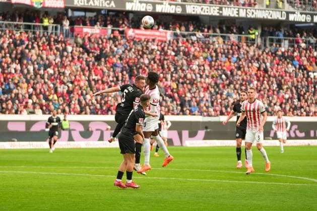 1 Bundesliga SC Freiburg vs FC St Pauli, 09 11 2025 Header duel between Hauke Wahl FC St Pauli, 5 and Junior Adamu SC Freiburg, 20 1 Bundesliga SC Freiburg vs FC St Pauli, Europa Park Stadion, 09 11 2025 DFB DFL REGULATIONS PROHIBIT ANY USE OF PHOTOGRAPHS AS IMAGE SEQUENCES AND OR QUASI VIDEO Copyright: xBEAUTIFULxSPORTS Boscox