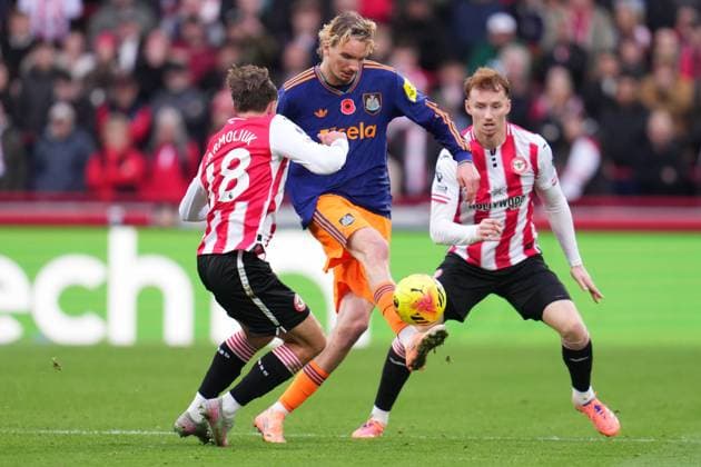 Premier League Brentford v Newcastle United Nick Woltemade of Newcastle United on the ball under pressure during the Premier League match Brentford vs Newcastle United at The Gtech Community Stadium, London, United Kingdom, 9th November 2025 (Photo by Harvey Murphy News Images) Copyright: xHarveyxMurphy NewsxImagesx