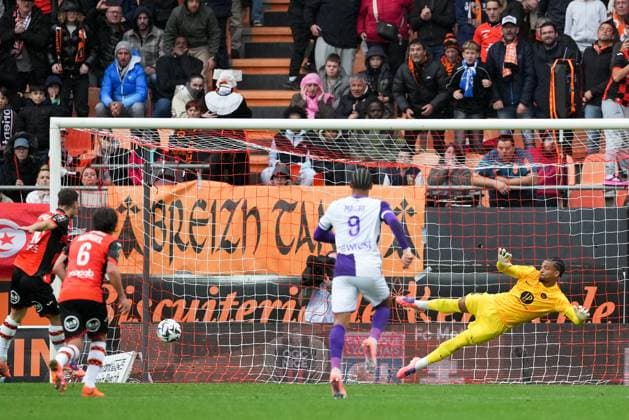 FC Lorient v Toulouse FC - Ligue 1 McDonald s 2025 2026 01 Guillaume RESTES (tfc) - 10 Pablo PAGIS (fcl) during the Ligue 1 McDonald s match between Lorient and Toulouse at Stade du Moustoir on November 9, 2025 in Lorient, France. Lorient France  Copyright: xFEPx 776348195