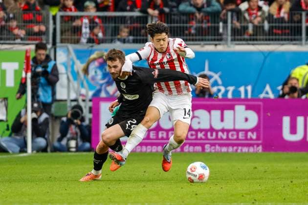 Connor Metcalfe FC St Pauli, 24 and Yuito Suzuki SC Freiburg, 14 in duel , Germany, Soccer, 1 Bundesliga, Matchday 10, 2025 2026, SC Freiburg vs FC St Pauli, 09 11 2025, Europa Park Stadion, Freiburg im Breisgau, Germany Freiburg im Breisgau Europa Park Stadion Baden Württemberg Germany Copyright: xGrantxHubbsx