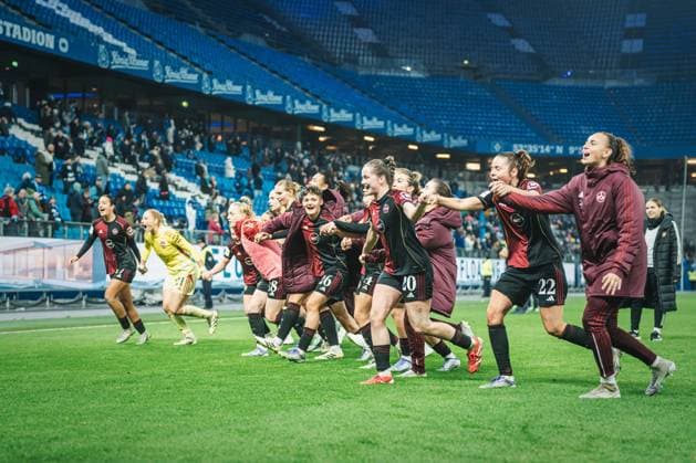 Google Pixel Womens Bundesliga Hamburger SV vs 1 FC Nürnberg, 09 11 2025 1 FC Nürnberg celebrates with its fans Google Pixel Womens Bundesliga, 10 Matchday Hamburger SV vs 1 FC Nürnberg on 09 11 2025 at Volksparkstadion, Hamburg DFB DFL REGULATIONS PROHIBIT ANY USE OF PHOTOGRAPHS AS IMAGE SEQUENCES AND OR QUASI VIDEO Copyright: xBEAUTIFULxSPORTS Tonhäuserx