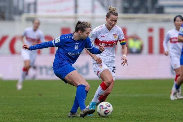 from left Sarah Hagg SV Meppen, 12 and Jana Beuschlein VfB Stuttgart, 20 in a duel, dynamic, action, action, game scene, THE DFB REGULATIONS PROHIBIT ANY USE OF PHOTOGRAPHS AS IMAGE SEQUENCES AND OR QUASI VIDEO , 09 11 2025, Meppen Germany , Football, 2 Womens Bundesliga, SV Meppen VfB Stuttgart xobx