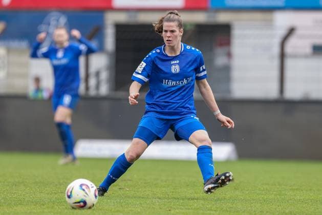 Chantal Schouwstra SV Meppen, 20 on the ball, single image, full body, action, action, match scene, THE DFB REGULATIONS PROHIBIT ANY USE OF PHOTOGRAPHS AS IMAGE SEQUENCES AND OR QUASI VIDEO , 09 11 2025, Meppen Germany , Football, 2 Womens Bundesliga, SV Meppen VfB Stuttgart xobx