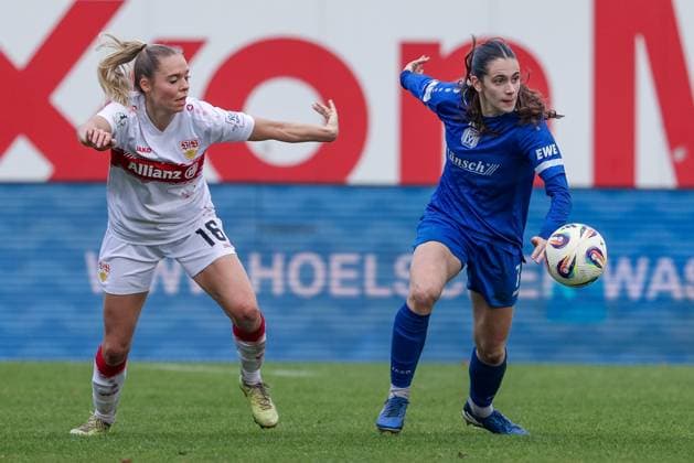 from left Janina Hechler VfB Stuttgart, 16 and Marie Bleil SV Meppen, 7 in a duel, dynamic, action, action, game scene, THE DFB REGULATIONS PROHIBIT ANY USE OF PHOTOGRAPHS AS IMAGE SEQUENCES AND OR QUASI VIDEO , 09 11 2025, Meppen Germany , Football, 2 Womens Bundesliga, SV Meppen VfB Stuttgart xobx