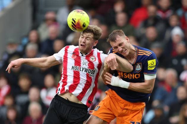 Brentford gegen Newcastle 09 November 2025, London Premier League Fußball Brentford gegen Newcastle United Nathan Collins von Brentford und Dan Burn von Newcastle United Foto Charlotte Wilson Abseits London UK  Copyright: xCharlottexWilsonx xOffsidexOffside
