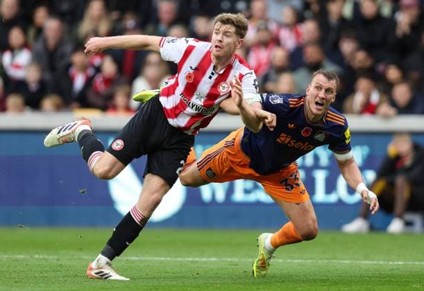 Brentford gegen Newcastle 09 November 2025, London Premier League Fußball Brentford gegen Newcastle United Nathan Collins von Brentford und Dan Burn von Newcastle United Foto Charlotte Wilson Abseits London UK  Copyright: xCharlottexWilsonx xOffsidexOffside