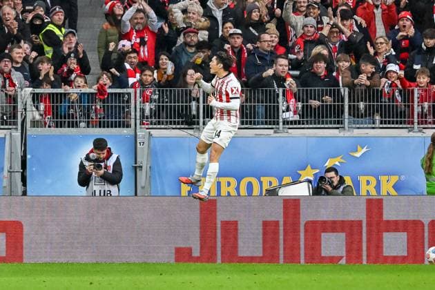 Yuito Suzuki SC Freiburg, 14 celebrates his goal for 1 0 GER, SC Freiburg FC St Pauli, Football, Bundesliga, Matchday 10, Season 2025 2026, 09 11 2025 DFL DFB REGULATIONS PROHIBIT ANY USE OF PHOTOGRAPHS AS IMAGE SEQUENCES AND OR QUASI VIDEO GER, SC Freiburg FC St Pauli, Football, Bundesliga, Matchday 10, Season 2025 2026, 09 11 2025 Freiburg Copyright: xEibner-Pressefoto ThomasxHessx EP_THS