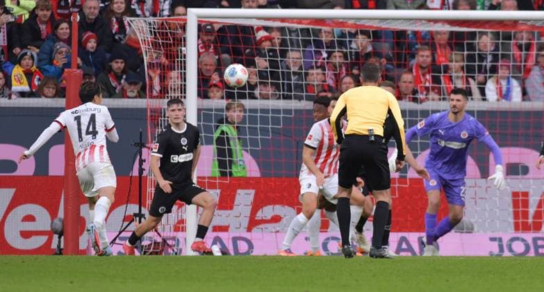 09 11 2025, xblx, Soccer 1 Bundesliga, SC Freiburg FC St Pauli v l Yuito Suzuki SC Freiburg , Goal scored, Goal to 1 0 DFL DFB REGULATIONS PROHIBIT ANY USE OF PHOTOGRAPHS as IMAGE SEQUENCES and or QUASI VIDEO Freiburg