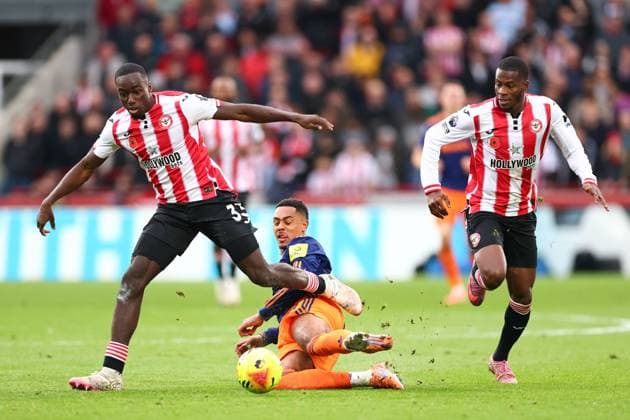 Jacob Ramsey of Newcastle United under pressure from Dango Ouattara of Brentford and Dango Ouattara of Brentford Brentford v Newcastle United, Premier League, Football, Gtech Community Stadium, London, UK - 09 Nov 2025London Gtech Community Stadium United Kingdom EDITORIAL USE ONLY No use with unauthorised audio, video, data, fixture lists, club league logos or live services. Online in-match use limited to 120 images, no video emulation. No use in betting, games or single club league player publications.  Copyright: xSimonxDael Shutterstockx 15702252am