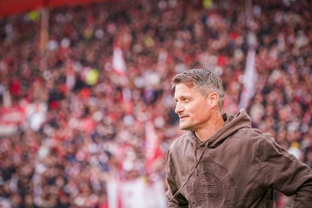 Germany Soccer Bundesliga 2025 26, 10 Matchday SC Freiburg vs FC St Pauli Europa Park Stadion Alexander Blessin Coach, FC St Pauli Freiburg im Breisgau Baden Württemberg Germany Copyright: xJOERANxSTEINSIEKx