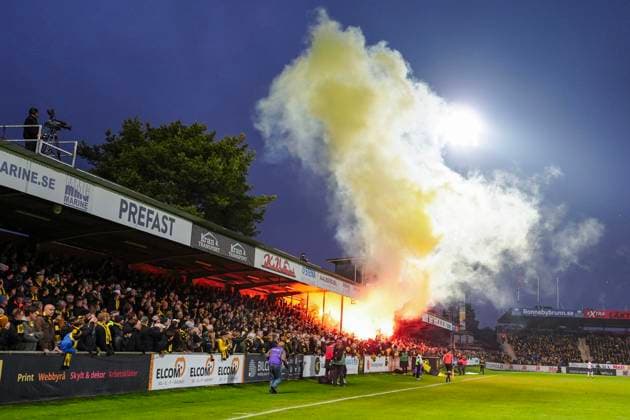 HÄLLEVIK, SWEDEN 20251109 Mjällbys supporters set fire to Bengals during Sundays football match in the last round of the Allsvenskan between Mjällby AIF and BK Häcken at Strandvallen HÄLLEVIK SWEDEN x9200x  Copyright: xBjörnxLarssonxRosvall TTx ALLSVENSKAN MJÄLLBY-HÄCKEN