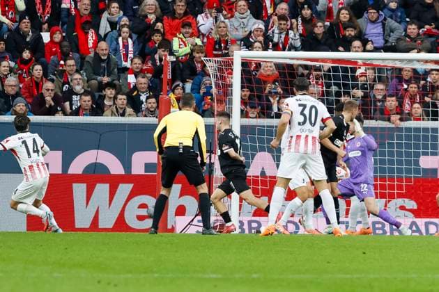 1 0 Goal for SC Freiburg by Yuito Suzuki SC Freiburg, 14 , Germany, Soccer, 1 Bundesliga, Matchday 10, 2025 2026, SC Freiburg vs FC St Pauli, 09 11 2025, Europa Park Stadion, Freiburg im Breisgau, Germany Freiburg im Breisgau Europa Park Stadion Baden Württemberg Germany Copyright: xGrantxHubbsx