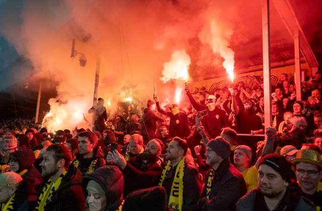 HÄLLEVIK 2025 11 09 Klacken Sillastrybarna burn flares during Sunday s football match in the last round of the Allsvenskan between Mjällby AIF and BK Häcken at Strandvallen HÄLLEVIK SWEDEN x50090x  Copyright: xJohanxNilssonx xTTx ALLSWEDEN MJÄLLBY HEDGEHOG