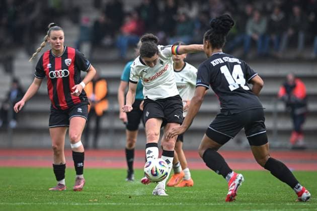 Germany, Soccer, 2 Women Bundesliga, Matchday 10, 2025 2026, Borussia Mönchengladbach vs FC Ingolstadt 04, 09 11 2025, Grenzlandstadion, Mönchengladbach, Germany, Kristina Bartsch Borussia Mönchengladbach, 22 on goal against Melissa Kuya Strobel FC Ingolstadt 04, 14 Copyright: xMarkusxVerwimpx
