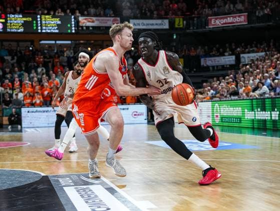 Wenyen Gabriel Basketball Loewen Muenchen, 32 dribbling against Lars Thiemann RASTA Vechta, 21 Rasta Vechta vs FC Bayern Muenchen, Basketball, easyCredit Basketball Bundesliga, Matchday 7, Season 2025 2026, 09 11 2025 Rasta Vechta vs FC Bayern Muenchen, Basketball, easyCredit Basketball Bundesliga, Matchday 7, Season 2025 2026, 09 11 2025 Vechta Copyright: xEibner-Pressefoto DamianxKruczynx EP_DKI