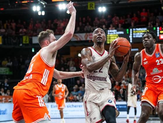 Isaiah Mike Basketball Loewen Muenchen, 22 tries the think against Philipp Herkenhoff RASTA Vechta, 14 Rasta Vechta vs FC Bayern Muenchen, Basketball, easyCredit Basketball Bundesliga, 7 Matchday, Season 2025 2026, 09 11 2025 Rasta Vechta vs FC Bayern Muenchen, Basketball, easyCredit Basketball Bundesliga, 7 Matchday, Season 2025 2026, 09 11 2025 Vechta Copyright: xEibner-Pressefoto DamianxKruczynx EP_DKI