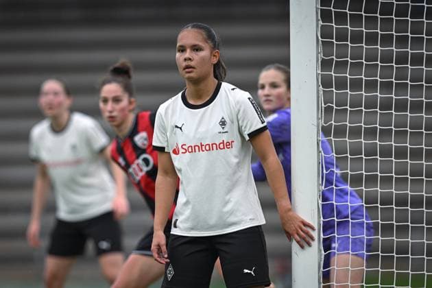 Germany, Soccer, 2 Women Bundesliga, Matchday 10, 2025 2026, Borussia Mönchengladbach vs FC Ingolstadt 04, 09 11 2025, Grenzlandstadion, Mönchengladbach, Germany, Elize Celissen Borussia Mönchengladbach, 16 waits for the corner kick Copyright: xMarkusxVerwimpx