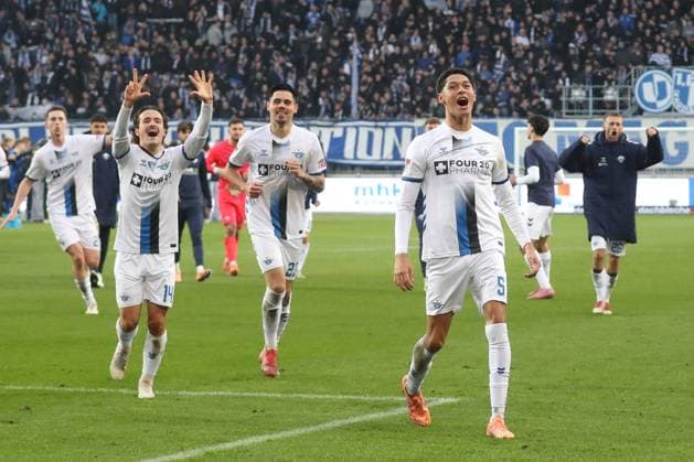 09 11 2025, xgox, Soccer 2 Bundesliga 1 FC Magdeburg SC Padernborn 07 emspor, v l Paderborn jubilation over the victory, jubilation after the end of the match DFL DFB REGULATIONS PROHIBIT ANY USE OF PHOTOGRAPHS as IMAGE SEQUENCES and or QUASI VIDEO Magdeburg