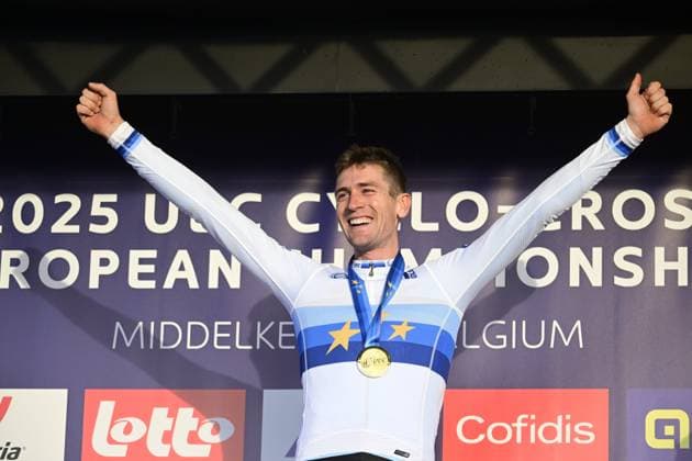 2025 UEC Cyclo-Cross EC - Men Elite MIDDELKERKE, BELGIUM - NOVEMBER 09 : Aerts Toon (BEL) celebrating his victory on the podium during the 2025 UEC Cyclo-Cross European Championships for Men Elite on November 09, 2025 in Middelkerke, Belgium, 09 11 2025 Middelkerke Belgium  Copyright: xNicoxVereeckenx