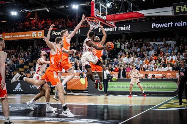 1 Basketball Bundesliga, easyCredit BBL, Season 2025 2026, Men, Main Round, 7 Matchday, 09 11 2025, RASTA Vechta FC Bayern Munich Basketball Kamar Baldwin 44 FC Bayern Munich Basketball in action Vechta RASTA Dome Lower Saxony Germany
