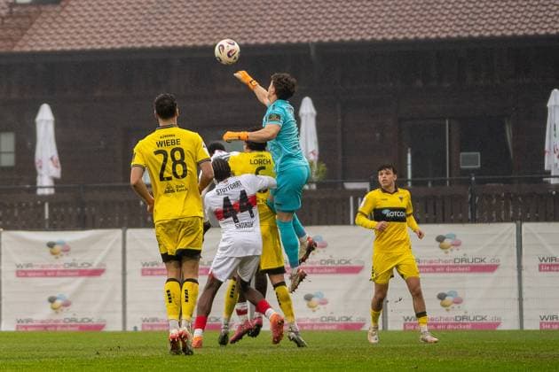 Jan Olschowsky Alemannia Aachen, 01 clears a cross with his fist, VFB Stuttgart II vs Alemannia Aachen, Football, 3 Liga, Matchday 14, Season 2025 2026, 09 11 2025 VFB Stuttgart II vs Alemannia Aachen, Football, 3 Liga, Matchday 14, Season 2025 2026, 09 11 2025 Aspach Copyright: xEibner-Pressefoto PhilipxZieglerx EP_PZR