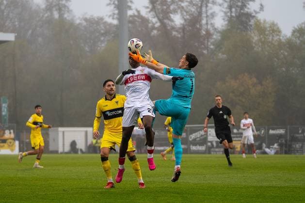 Duel between Mansour Ouro Tagba VfB Stuttgart II, 27 and Jan Olschowsky Alemannia Aachen, 01 , VFB Stuttgart II vs Alemannia Aachen, Football, 3 Liga, Matchday 14, Season 2025 2026, 09 11 2025 VFB Stuttgart II vs Alemannia Aachen, Football, 3 Liga, Matchday 14, Season 2025 2026, 09 11 2025 Aspach Copyright: xEibner-Pressefoto PhilipxZieglerx EP_PZR