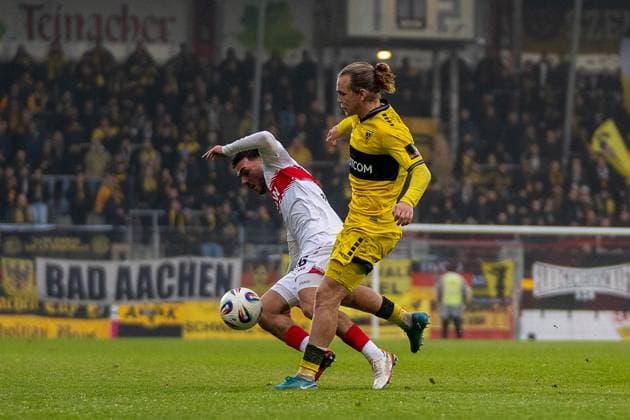 duel between Samuele Di Benedetto VfB Stuttgart II, 08 and Lars Gindorf Alemannia Aachen, 23 , VFB Stuttgart II vs Alemannia Aachen, Football, 3 Liga, Matchday 14, Season 2025 2026, 09 11 2025 VFB Stuttgart II vs Alemannia Aachen, Football, 3 Liga, Matchday 14, Season 2025 2026, 09 11 2025 Aspach Copyright: xEibner-Pressefoto PhilipxZieglerx EP_PZR