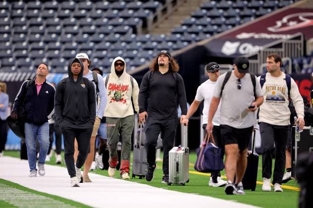 November 9, 2025, Houston, Texas, U.S: Members of Jacksonville Jaguars arrive at NRG Stadium prior to the NFL, American Football Herren, USA game between the Houston Texans and the Jacksonville Jaguars in Houston, TX on November 9, 2025. Houston U.S - ZUMAw137 20251109_aap_w137_001 Copyright: xErikxWilliamsx