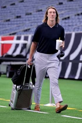 November 9, 2025, Houston, Texas, U.S: Jacksonville Jaguars quarterback Trevor Lawrence (16) arrives at NRG Stadium prior to the NFL, American Football Herren, USA game between the Houston Texans and the Jacksonville Jaguars in Houston, TX on November 9, 2025. Houston U.S - ZUMAw137 20251109_aap_w137_002 Copyright: xErikxWilliamsx