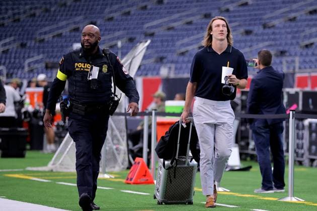 November 9, 2025, Houston, Texas, U.S: Jacksonville Jaguars quarterback Trevor Lawrence (16, right) arrives at NRG Stadium prior to the NFL, American Football Herren, USA game between the Houston Texans and the Jacksonville Jaguars in Houston, TX on November 9, 2025. Houston U.S - ZUMAw137 20251109_aap_w137_003 Copyright: xErikxWilliamsx