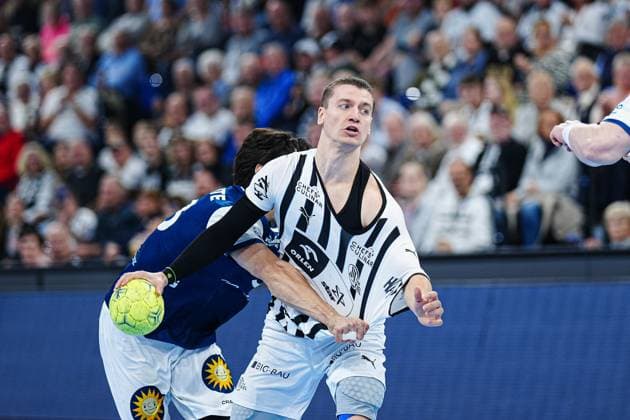 Eloy Morante Maldonado Bergischer HC, 33 , Elias Ellefsen a Skipagotu THW Kiel, 71 GER, THW Kiel vs Bergischer HC, Handball, 1 Bundesliga, Matchday 11, Season 2025 2026, 09 11 2025 GER, THW Kiel vs Bergischer HC, Handball, 1 Bundesliga, Matchday 11, Season 2025 2026, 09 11 2025 Kiel Copyright: xEibner-Pressefoto MarcelxvonxFehrnx EP_MFN