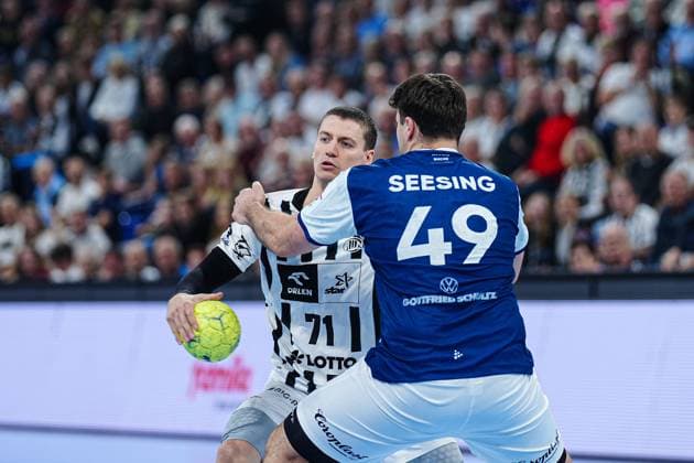 Elias Ellefsen a Skipagotu THW Kiel, 71 , Aron Seesing Bergischer HC, 49 GER, THW Kiel vs Bergischer HC, Handball, 1 Bundesliga, Matchday 11, Season 2025 2026, 09 11 2025 GER, THW Kiel vs Bergischer HC, Handball, 1 Bundesliga, Matchday 11, Season 2025 2026, 09 11 2025 Kiel Copyright: xEibner-Pressefoto MarcelxvonxFehrnx EP_MFN