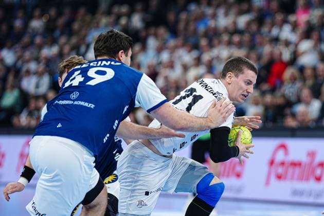 Aron Seesing Bergischer HC, 49 , Elias Ellefsen a Skipagotu THW Kiel, 71 GER, THW Kiel vs Bergischer HC, Handball, 1 Bundesliga, Matchday 11, Season 2025 2026, 09 11 2025 GER, THW Kiel vs Bergischer HC, Handball, 1 Bundesliga, Matchday 11, Season 2025 2026, 09 11 2025 Kiel Copyright: xEibner-Pressefoto MarcelxvonxFehrnx EP_MFN