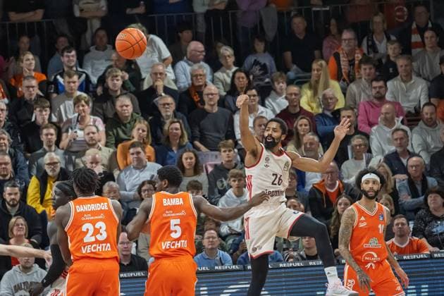 GER, EasyCredit BBL RASTA Vechta vs FC Bayern Muenchen 09 11 2025, RASTA Dome, Vechta, GER, EasyCredit BBL RASTA Vechta vs FC Bayern Muenchen in the picture SPENCER Dinwiddie FCB 26 TJ Bamba Rasta 5 Malcolm Dandridge Rasta 23 nordphotoxGmbHxx xKokenge nph00001