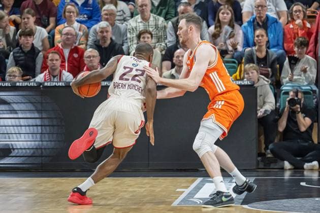 GER, EasyCredit BBL RASTA Vechta vs FC Bayern Muenchen 09 11 2025, RASTA Dome, Vechta, GER, EasyCredit BBL RASTA Vechta vs FC Bayern Muenchen in the picture Isiaha Mike FCB 22 Philipp Herkenhoff Rasta 14 nordphotoxGmbHxx xKokenge nph00001
