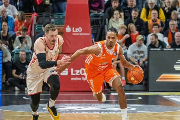 GER, EasyCredit BBL RASTA Vechta vs FC Bayern Muenchen 09 11 2025, RASTA Dome, Vechta, GER, EasyCredit BBL RASTA Vechta vs FC Bayern Muenchen pictured Alonzo Verge Jr Rasta 11 Andreas Obst FCB 13 nordphotoxGmbHxx xKokenge nph00001