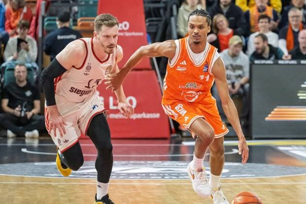 GER, EasyCredit BBL RASTA Vechta vs FC Bayern Muenchen 09 11 2025, RASTA Dome, Vechta, GER, EasyCredit BBL RASTA Vechta vs FC Bayern Muenchen pictured Alonzo Verge Jr Rasta 11 Andreas Obst FCB 13 nordphotoxGmbHxx xKokenge nph00001