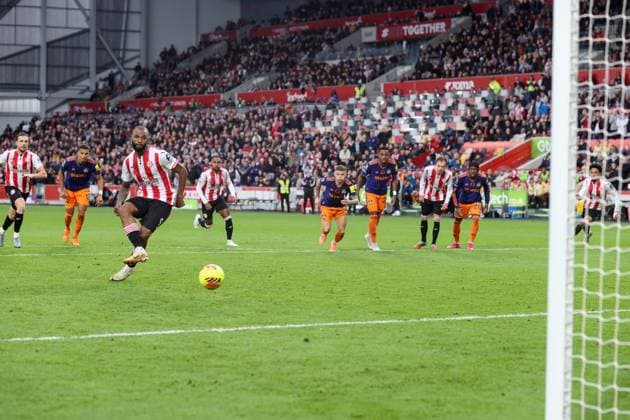Brentford gegen Newcastle 09 November 2025, London Premier League Fußball Brentford gegen Newcastle United Igor Thiago von Brentford erzielt sein 2. Tor vom Elfmeterpunkt Foto Charlotte Wilson Abseits London UK  Copyright: xCharlottexWilsonx xOffsidexOffside