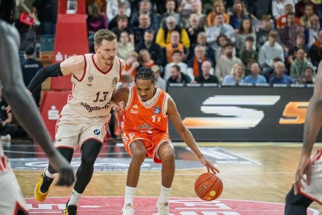 GER, EasyCredit BBL RASTA Vechta vs FC Bayern Muenchen 09 11 2025, RASTA Dome, Vechta, GER, EasyCredit BBL RASTA Vechta vs FC Bayern Muenchen pictured Alonzo Verge Jr Rasta 11 Andreas Obst FCB 13 nordphotoxGmbHxx xKokenge nph00001