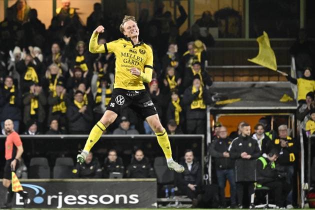 HÄLLEVIK , SWEDEN 20251109 Mjällby s Alexander Johansson celebrates 1 0 during Sunday s football match in the final round of the Allsvenskan between Mjällby AIF and BK Häcken at Strandvallen HÄLLEVIK SWEDEN x50090x  Copyright: xJohanxNilsson TTx ALLSWEDEN MJÄLLBY HEDGEHOG