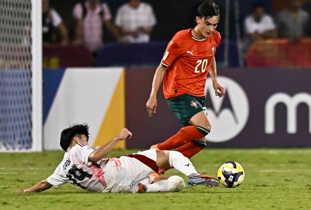 Portugal v Japan: Group B - FIFA U-17 World Cup Qatar 2025 Takeshi Wada (L) of Japan and Zeega of Portugal in action during the FIFA U-17 World Cup Qatar 2025 Group B match between Portugal and Japan in Doha, Qatar, on November 9, 2025. DOHA Qatar Copyright: xNOUSHADxTHEKKAYILx