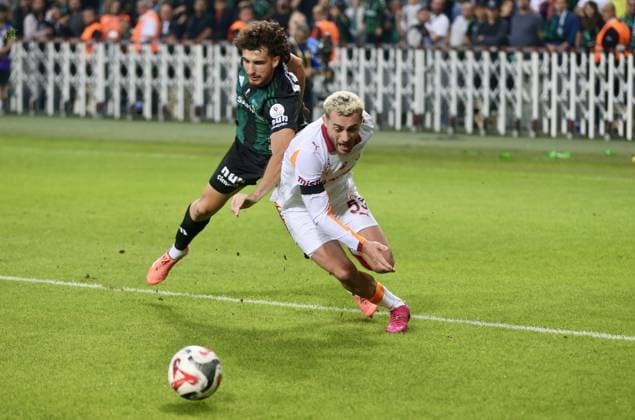 Kocaelispor v Galatasaray - Turkish Super Lig KOCAELI, TURKIYE - NOVEMBER 9: Botond Balogh (5) of Kocaelispor in action against Baris Alper Yilmaz of Galatasaray during the Turkish Super Lig week 12 football match between Kocaelispor and Galatasaray at Kocaeli Stadium, Turkiye on November 9, 2025. Ugur Subasi Anadolu Kocaeli Turkey. Editorial use only. Please get in touch for any other usage.  Copyright: x2025xAnadoluxUgurxSubasix