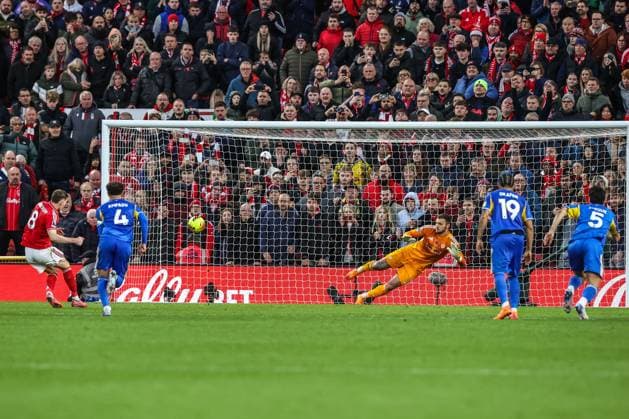 Premier League Nottingham Forest v Leeds United Elliot Anderson of Nottingham Forest scores a penalty to make it 3-1 during the Premier League match Nottingham Forest vs Leeds United at City Ground, Nottingham, United Kingdom, 9th November 2025 (Photo by Alfie Cosgrove News Images) Nottingham City Ground Nottinghamshire United Kingdom Copyright: xAlfiexCosgrove NewsxImagesx