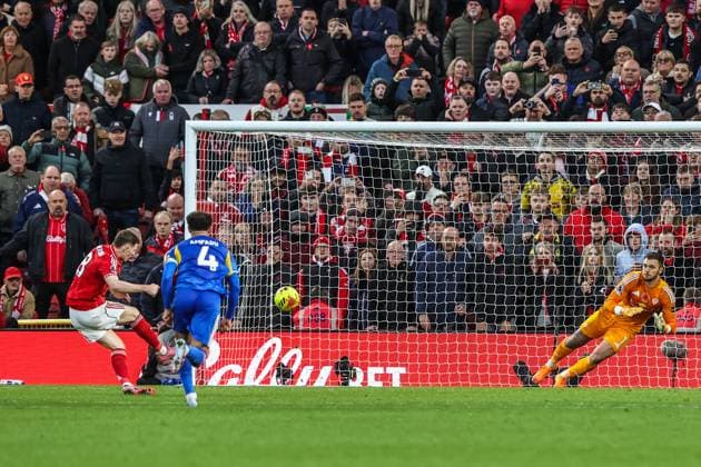 Premier League Nottingham Forest v Leeds United Elliot Anderson of Nottingham Forest scores a penalty to make it 3-1 during the Premier League match Nottingham Forest vs Leeds United at City Ground, Nottingham, United Kingdom, 9th November 2025 (Photo by Alfie Cosgrove News Images) Nottingham City Ground Nottinghamshire United Kingdom Copyright: xAlfiexCosgrove NewsxImagesx