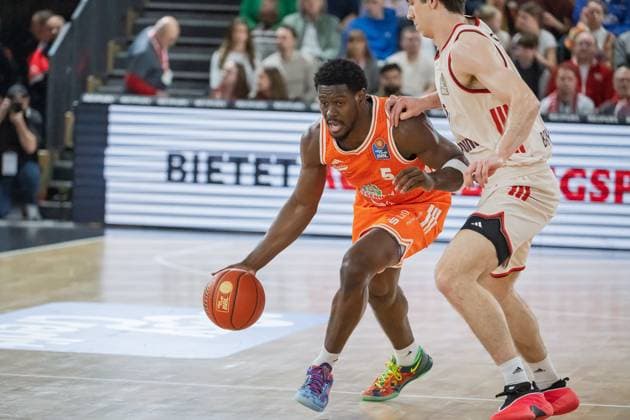 GER, EasyCredit BBL RASTA Vechta vs FC Bayern Muenchen 09 11 2025, RASTA Dome, Vechta, GER, EasyCredit BBL RASTA Vechta vs FC Bayern Muenchen pictured TJ Bamba Rasta 5 fc10 Justinian Jessup FCB 10 nordphotoxGmbHxx xKokenge nph00001
