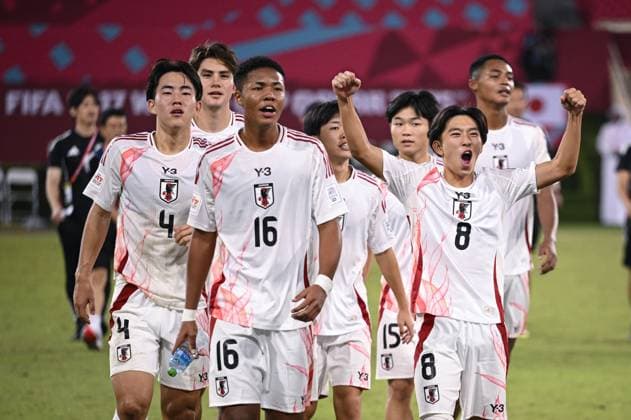 Football, Junior U 17 World Cup 2025 in Doha Qatar Preliminary round 09 11 2025 Group B Portugal Japan Final cheer Team Japan Shota Fujii, Simon Yu Mendy and Shimon Kobayashi from left to right