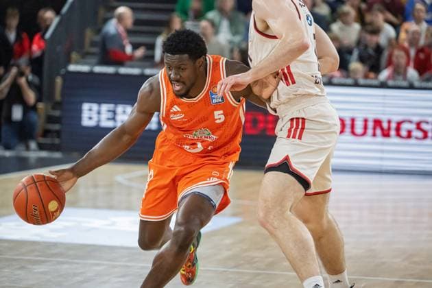 GER, EasyCredit BBL RASTA Vechta vs FC Bayern Muenchen 09 11 2025, RASTA Dome, Vechta, GER, EasyCredit BBL RASTA Vechta vs FC Bayern Muenchen pictured TJ Bamba Rasta 5 fc10 Justinian Jessup FCB 10 nordphotoxGmbHxx xKokenge nph00001