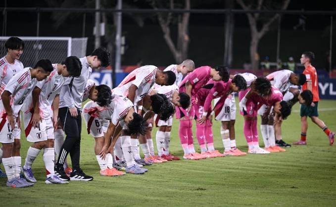 Football, Junior U 17 World Cup 2025 in Doha Qatar Preliminary round 09 11 2025 Group B Portugal Japan Final cheer Japan, the team thanks the fans