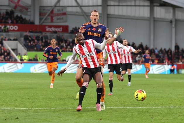 Brentford gegen Newcastle 09 November 2025, London Premier League Fußball Brentford gegen Newcastle United Dan Burn von Newcastle United foult Dango Ouattara von Brentford und vergibt einen Elfmeter Foto Charlotte Wilson Abseits London UK  Copyright: xCharlottexWilsonx xOffsidexOffside