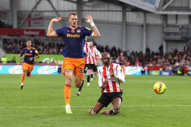 Brentford gegen Newcastle 09 November 2025, London Premier League Fußball Brentford gegen Newcastle United Dan Burn von Newcastle United foult Dango Ouattara von Brentford und vergibt einen Elfmeter Foto Charlotte Wilson Abseits London UK  Copyright: xCharlottexWilsonx xOffsidexOffside